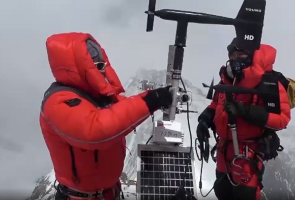 珠穆朗瑪峰自動(dòng)氣象站安裝圖 珠穆朗瑪峰自動(dòng)氣象站安裝圖