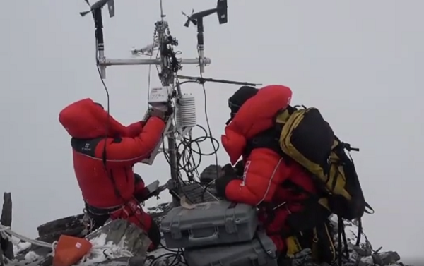 珠穆朗瑪峰自動(dòng)氣象站安裝圖1 珠穆朗瑪峰自動(dòng)氣象站安裝圖1