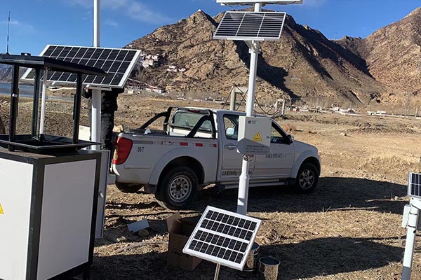 1734317209310480.jpg 蟲情測報燈+氣象站2.jpg